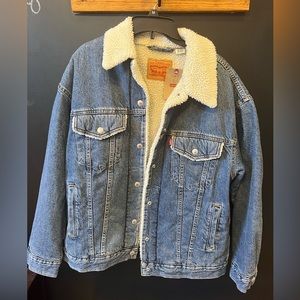 Levi’s NWT Sherpa Baggy Trucker Medium Wash Jacket Medium